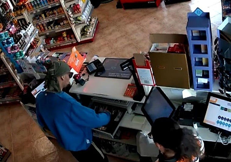 Momento en el que el detenido atraca una gasolinera en Villanueva del Trabuco.