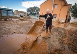 Emilio García vacía el barro de su casa en Caniles.