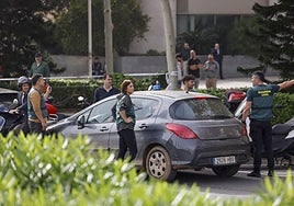 Agentes de la Guardia Civil de Valencia dan indicaciones.