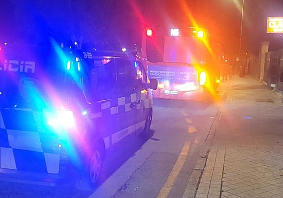 Un furgón de la Policía Local escolta a un bus urbano.