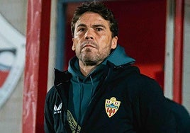 Rubi en el banquillo del campo del Sanse, el Estadio Matapiñoneras.