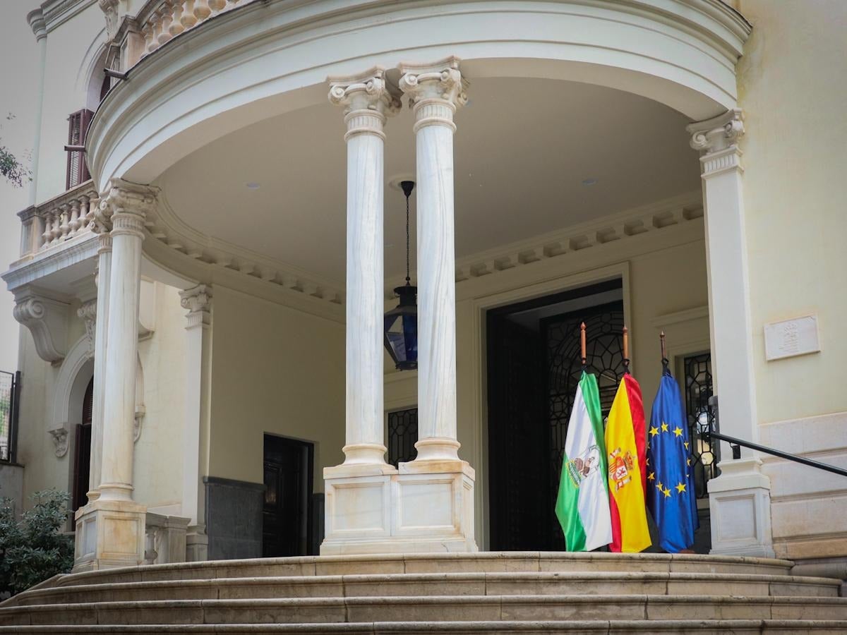 Banderas a media asta en la sede de la Subdelegación del Gobierno en Granada