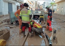 Bomberos de Granada evacuando agua de un garaje en la zona cero de la DANA.