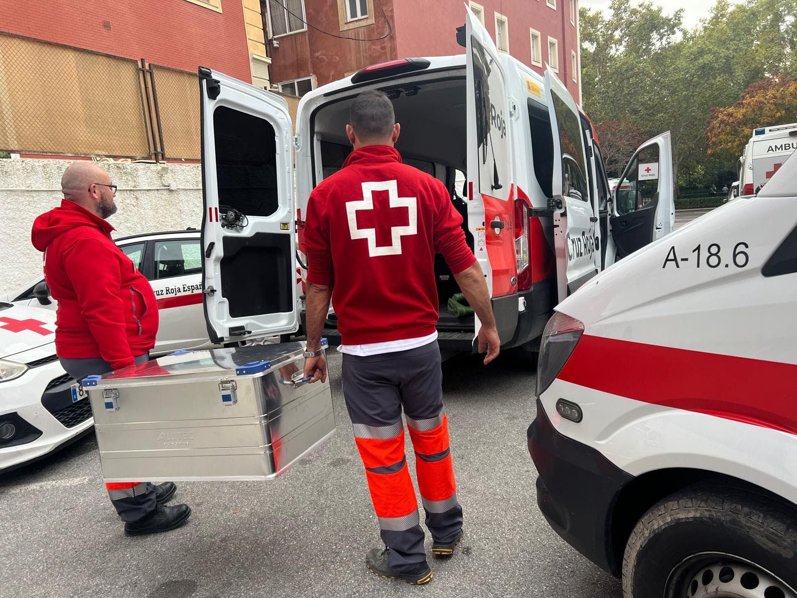 Voluntarios de Cruz Roja en Granada cargan un furgón con material de ayuda para Valencia.