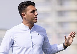 El entrenador del Granada femenino, Arturo Ruiz, da indicaciones durante un partido.