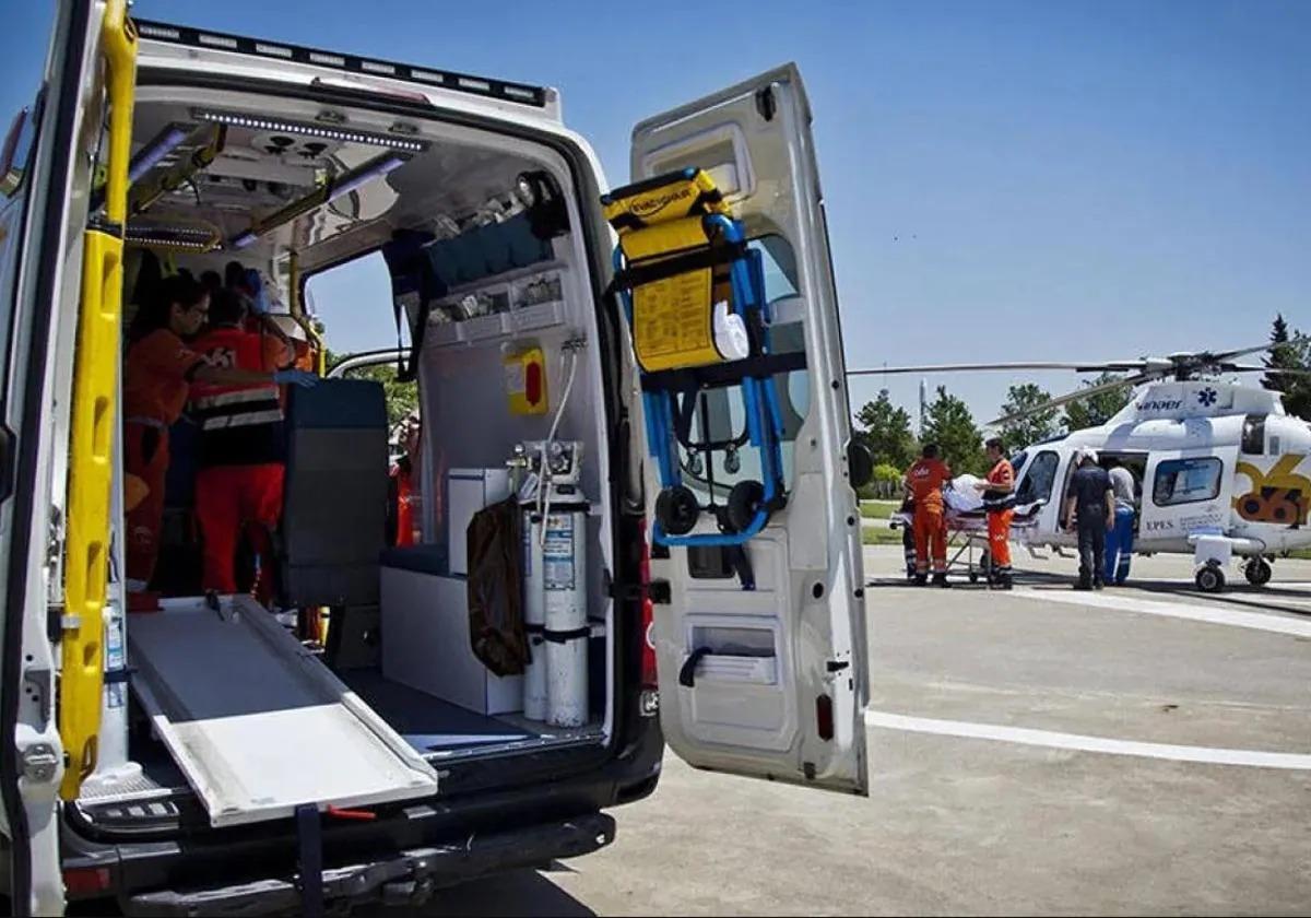Una ambulancia y un heicóptero del 061.