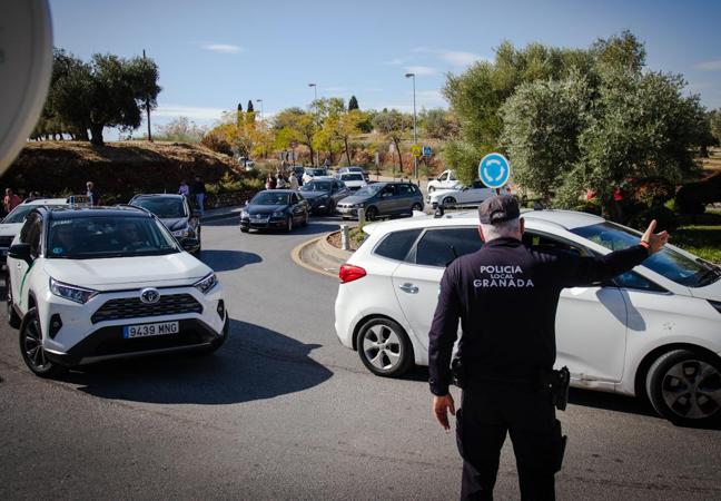 Atascos en los accesos al cementerio de Granada.