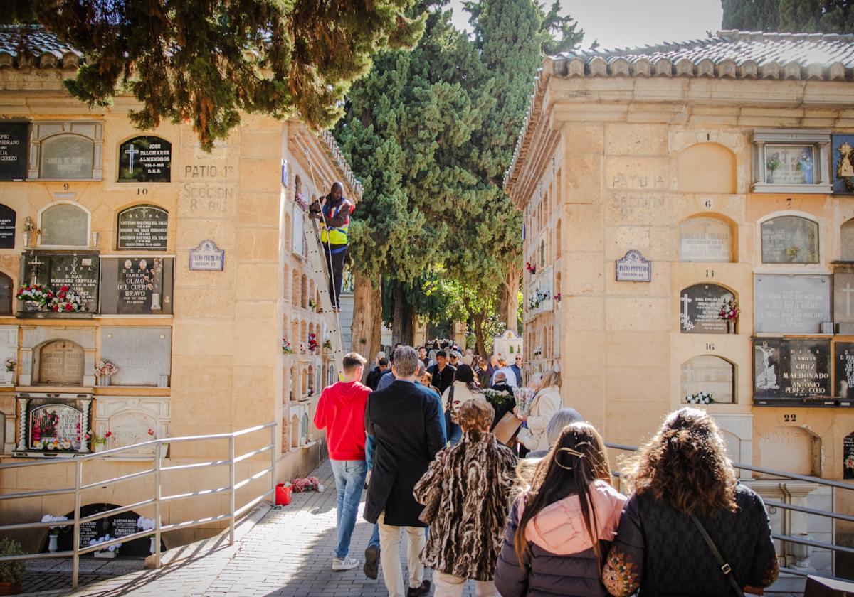 Ambiente en el cementerio de Granada este viernes por el Día de Todos los Santos.