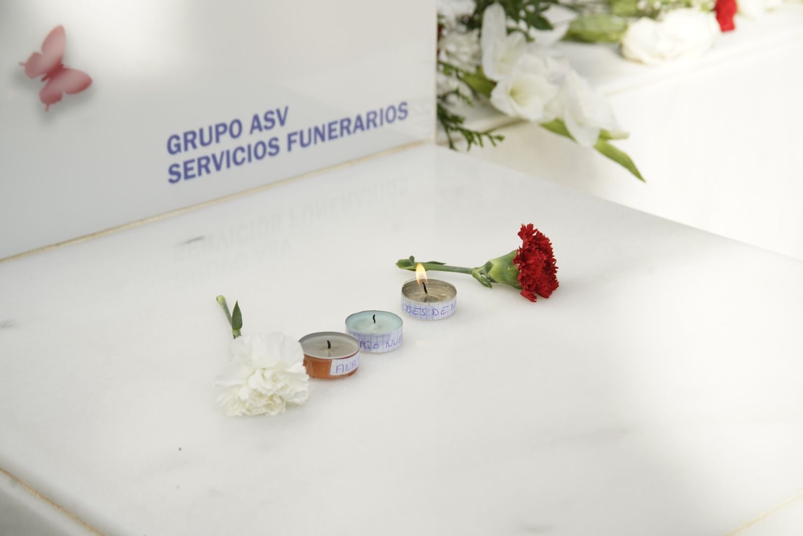 Los cementerios de Almería se llenan de flores para honrar a los difuntos