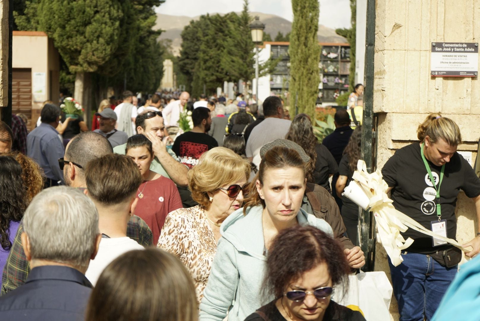Los cementerios de Almería se llenan de flores para honrar a los difuntos
