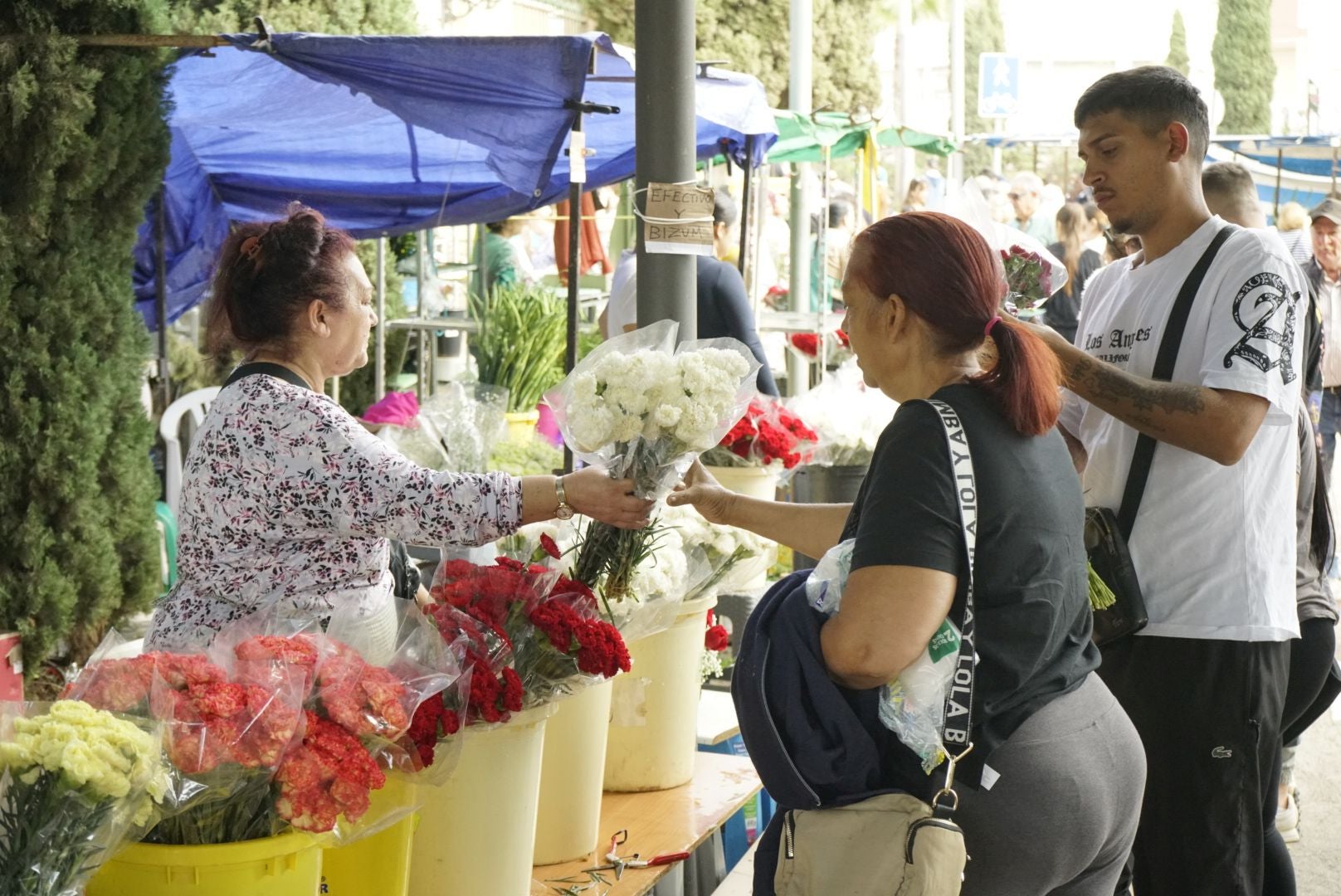 Los cementerios de Almería se llenan de flores para honrar a los difuntos