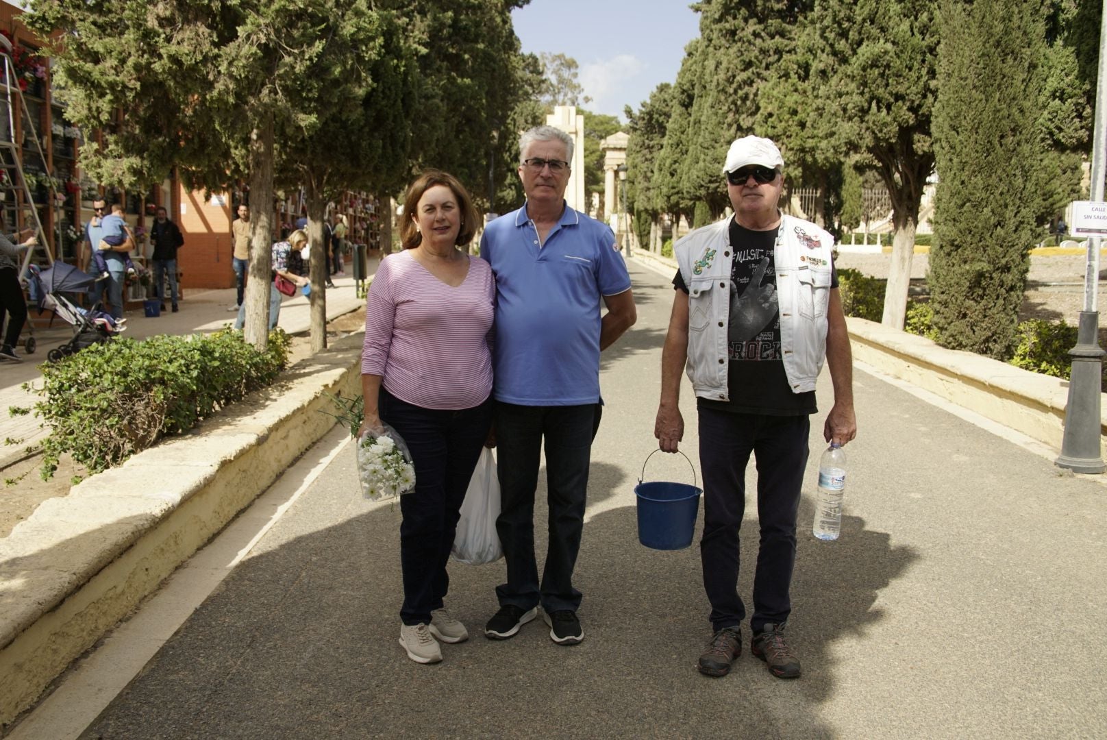 Los cementerios de Almería se llenan de flores para honrar a los difuntos