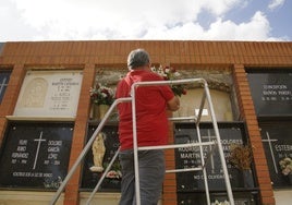 Los cementerios de Almería se llenan de flores para honrar a los difuntos