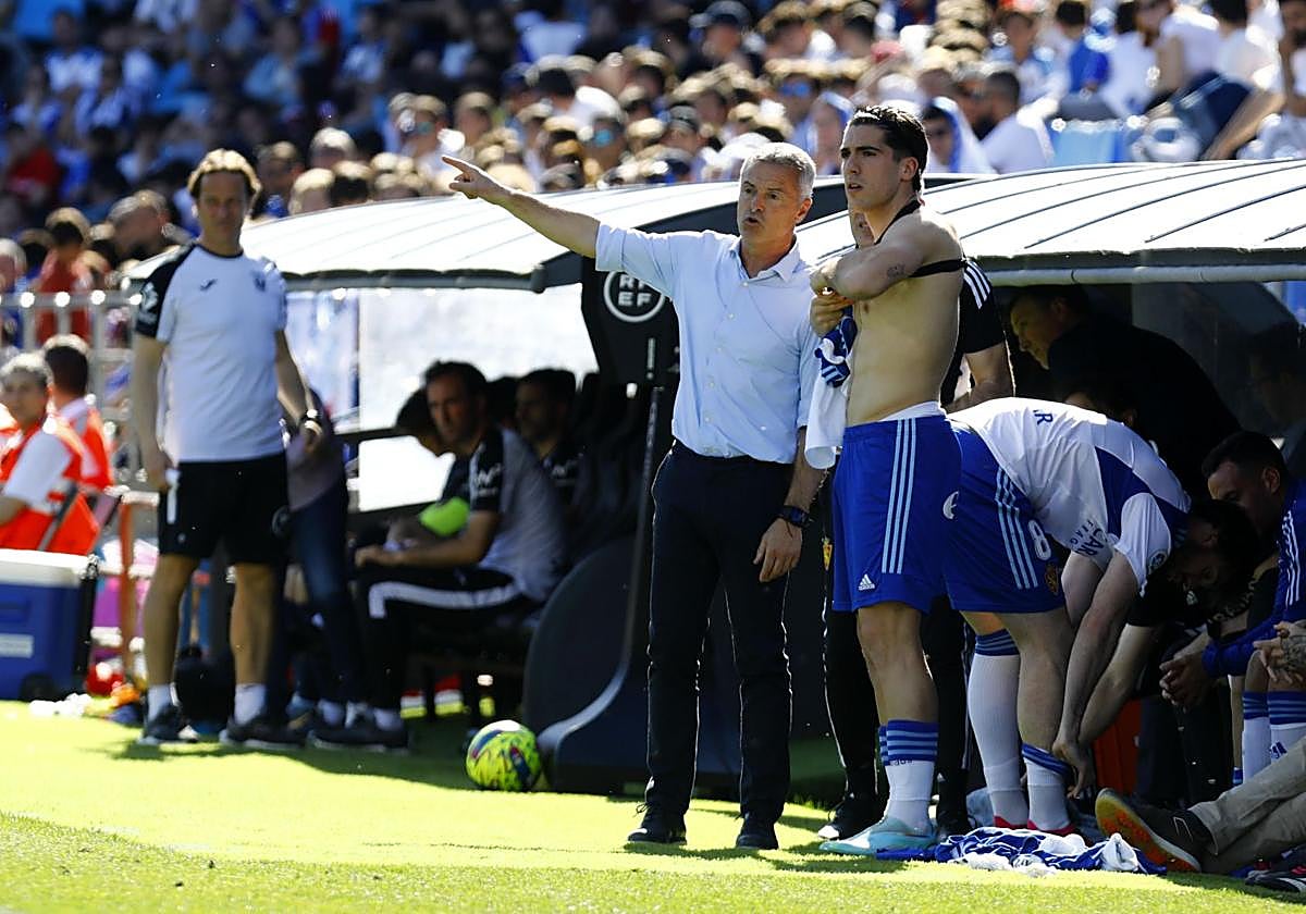Fran Escribá conversa con uno de sus futbolistas en el Zaragoza antes de darle entrada.
