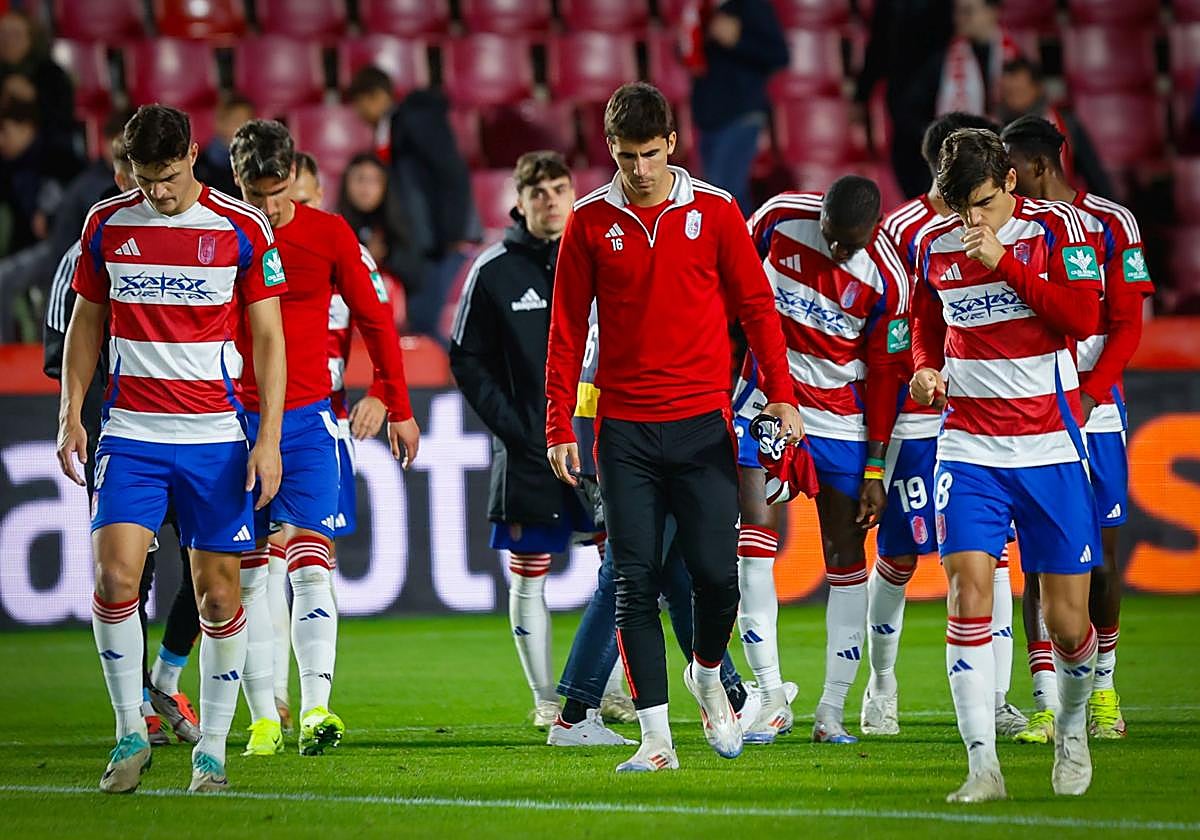 Los futbolistas del Granada se retiran cabizbajos a vestuarios tras perder contra el Levante.