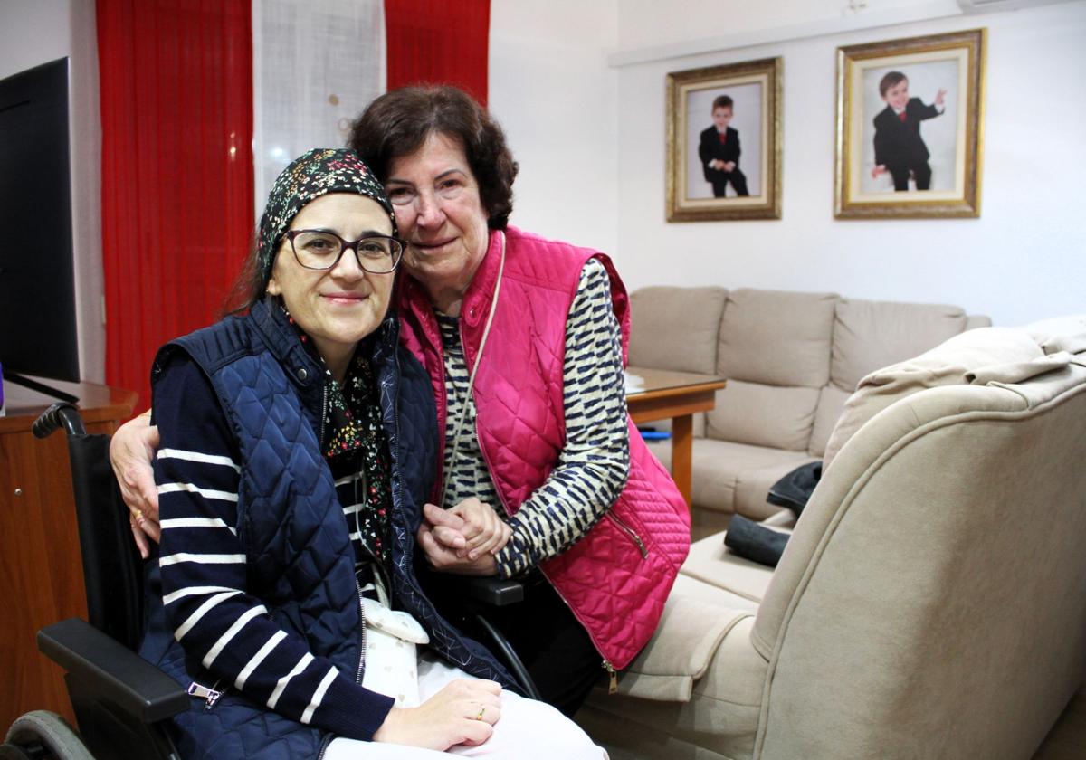 Charo y Chari, hija y madre, en el salón de su casa.