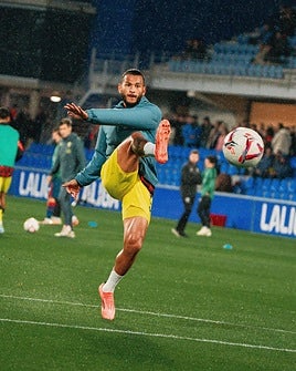 Luis Suárez, disparando durante el calentamiento del Almería. uda