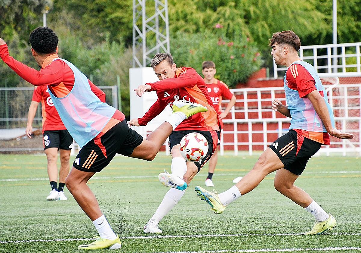 La plantilla entrenó en La Garza para aclimatarse al césped artificial