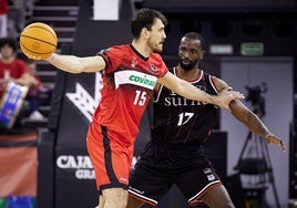 Aurrecoechea aleja el balón de Jones en el partido entre el Covirán y el Surne Bilbao en el Palacio.