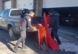 Pisteros de Sierra Nevada preparan el material para viajar a Valencia.