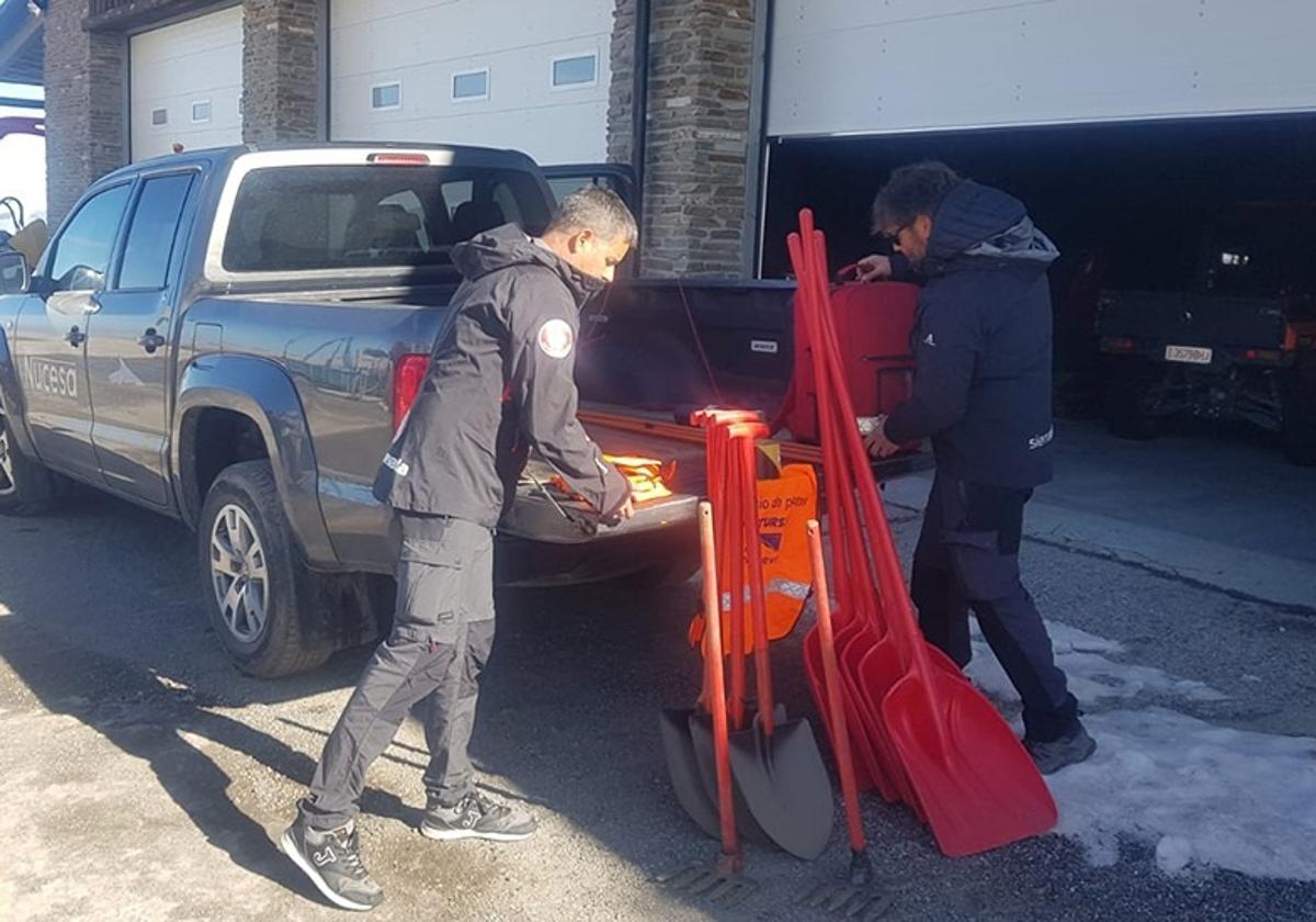 Pisteros de Sierra Nevada preparan el material para viajar a Valencia.