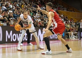 Elias Valtonen prepara el pase en el gran partido que el Covirán disputó en Fontajau, con Amine Noua a la derecha atento y Pablo Pin expresivo al fondo.