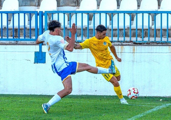 El lateral Chey defiende en un partido anterior con el Motril.