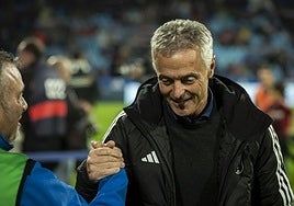 Fran Escribá saluda a un excompañero en el Zaragoza por su vuelta a La Romareda.