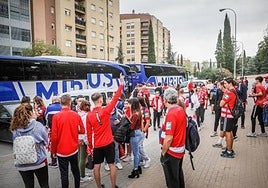 Aficionados del Granada aguardan para coger el autobús en un desplazamiento.