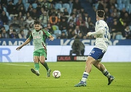 Miguel Rubio juega un balón en La Romareda.