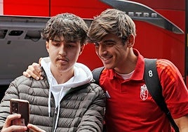 Gonzalo Villar posa para un selfi con un aficionado en Zaragoza.