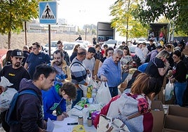 Decenas de granadinos se movilizan para llenar camiones con material de urgencia para los damnificados por las inundaciones de Valencia.