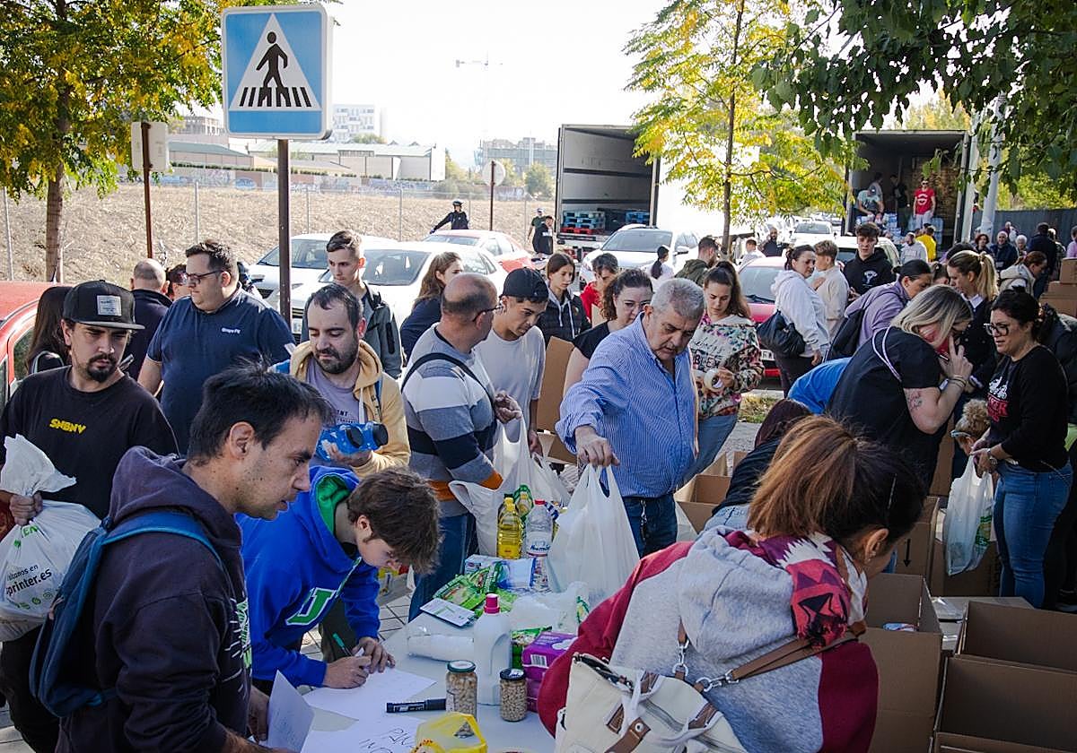 Decenas de granadinos se movilizan para llenar camiones con material de urgencia para los damnificados por las inundaciones de Valencia.