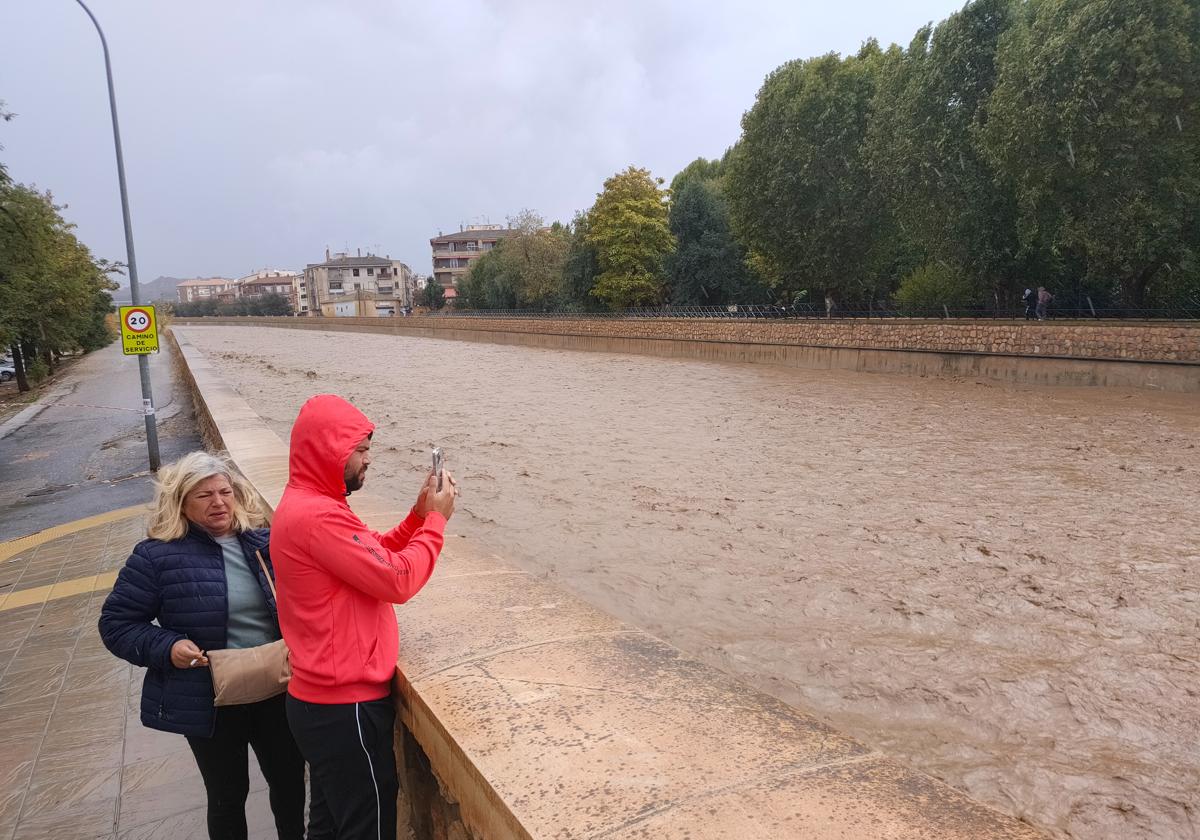 Crecida del Río Verde en Guadix tras las últimas lluvias esta semana.