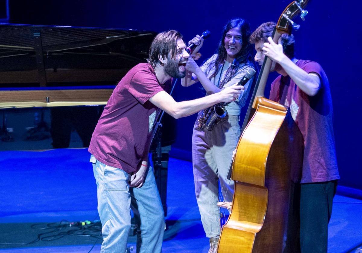 Salvador Sobral reconforta el espíritu con su música en tiempos de angustia en 'Almerijazz'