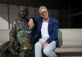 Luis Alcalá, en la entrada del Parque de las Ciencias.