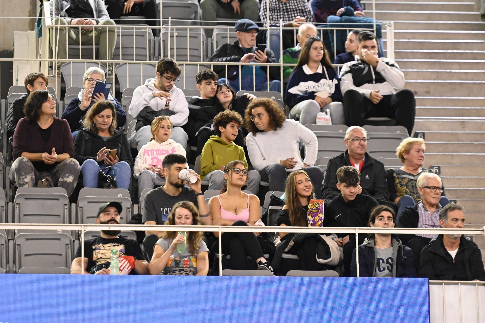 Encuéntrate en la grada durante el Covirán - Bilbao Basket