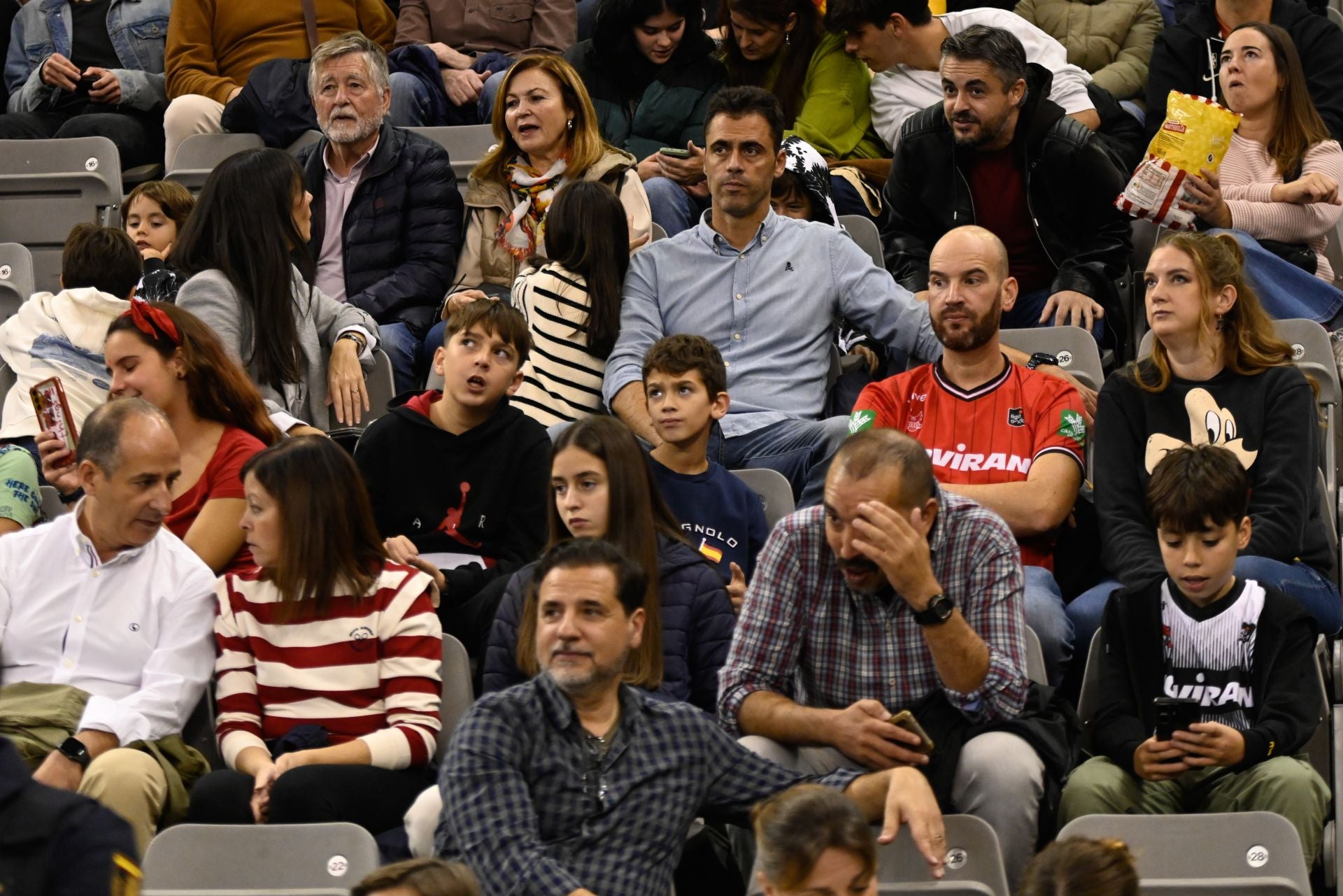 Encuéntrate en la grada durante el Covirán - Bilbao Basket