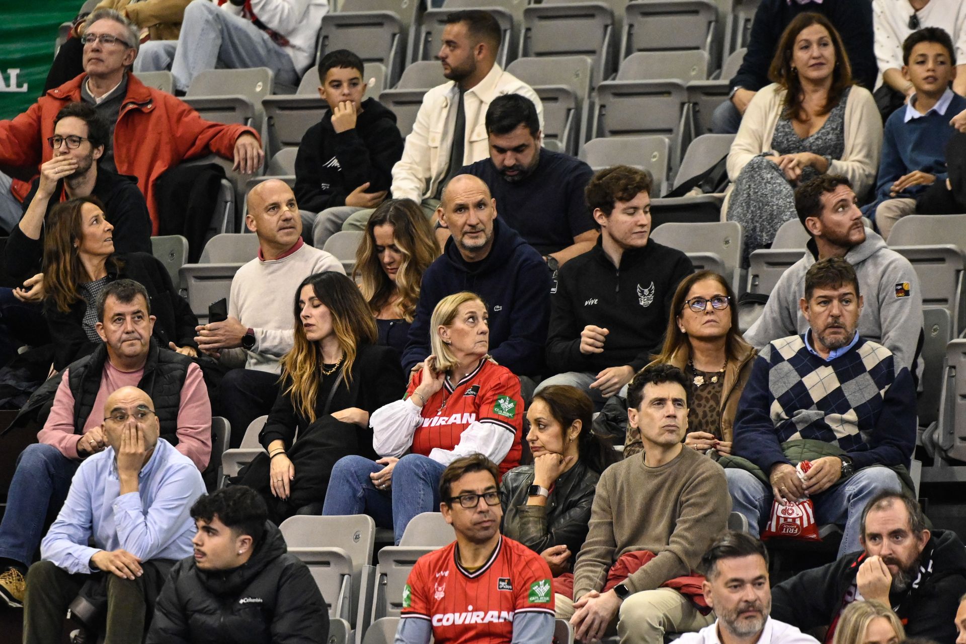 Encuéntrate en la grada durante el Covirán - Bilbao Basket