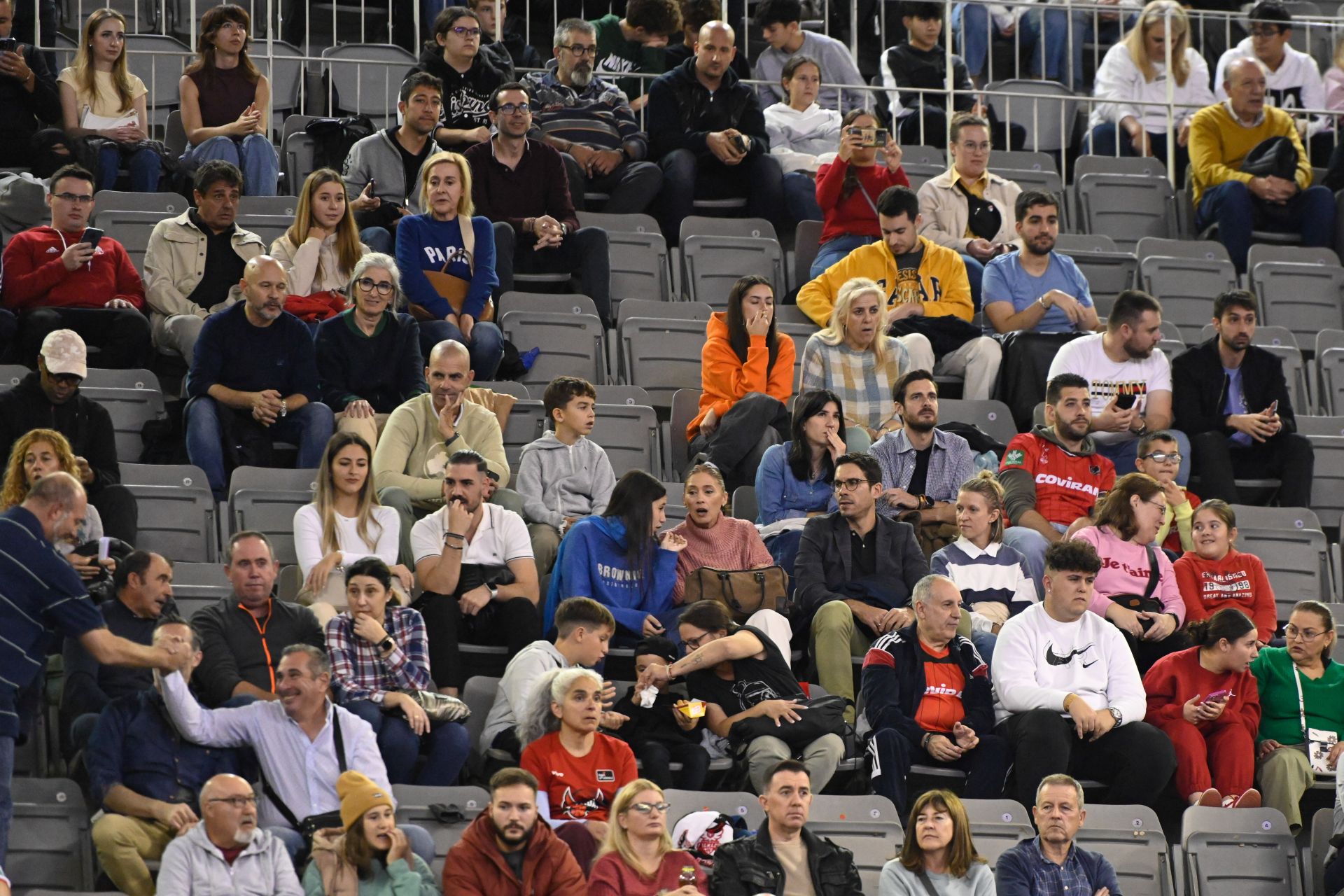 Encuéntrate en la grada durante el Covirán - Bilbao Basket