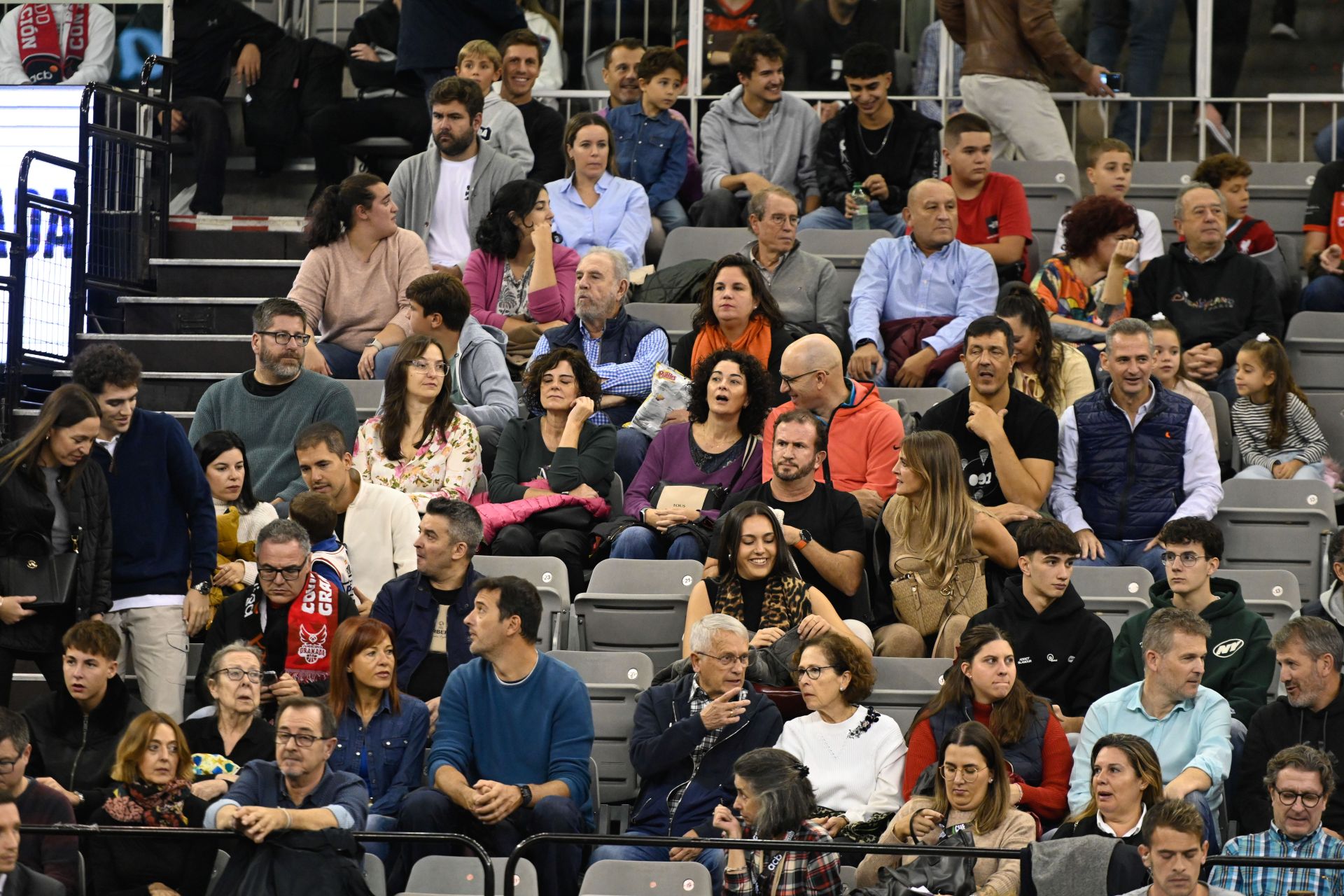 Encuéntrate en la grada durante el Covirán - Bilbao Basket