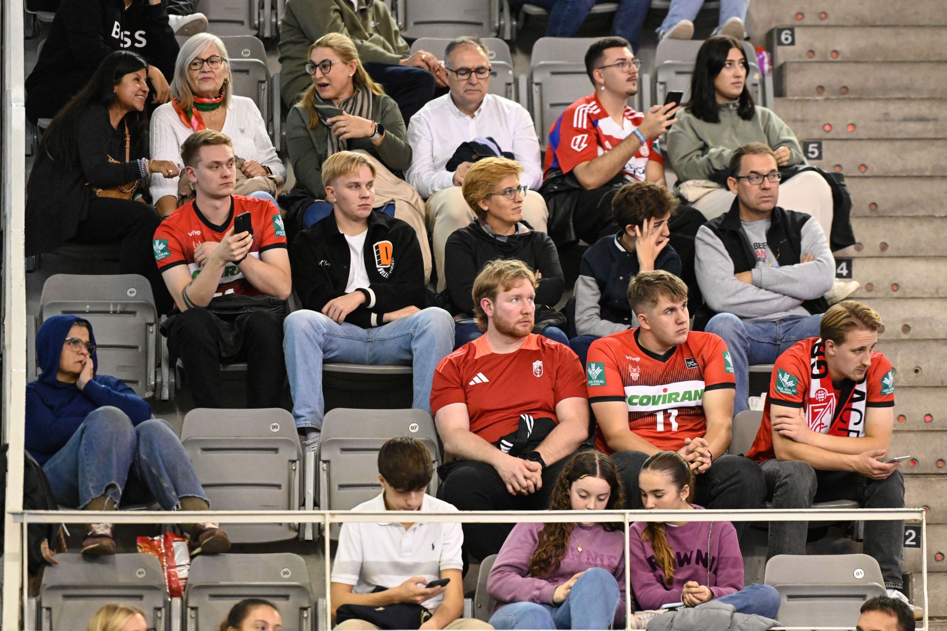 Encuéntrate en la grada durante el Covirán - Bilbao Basket