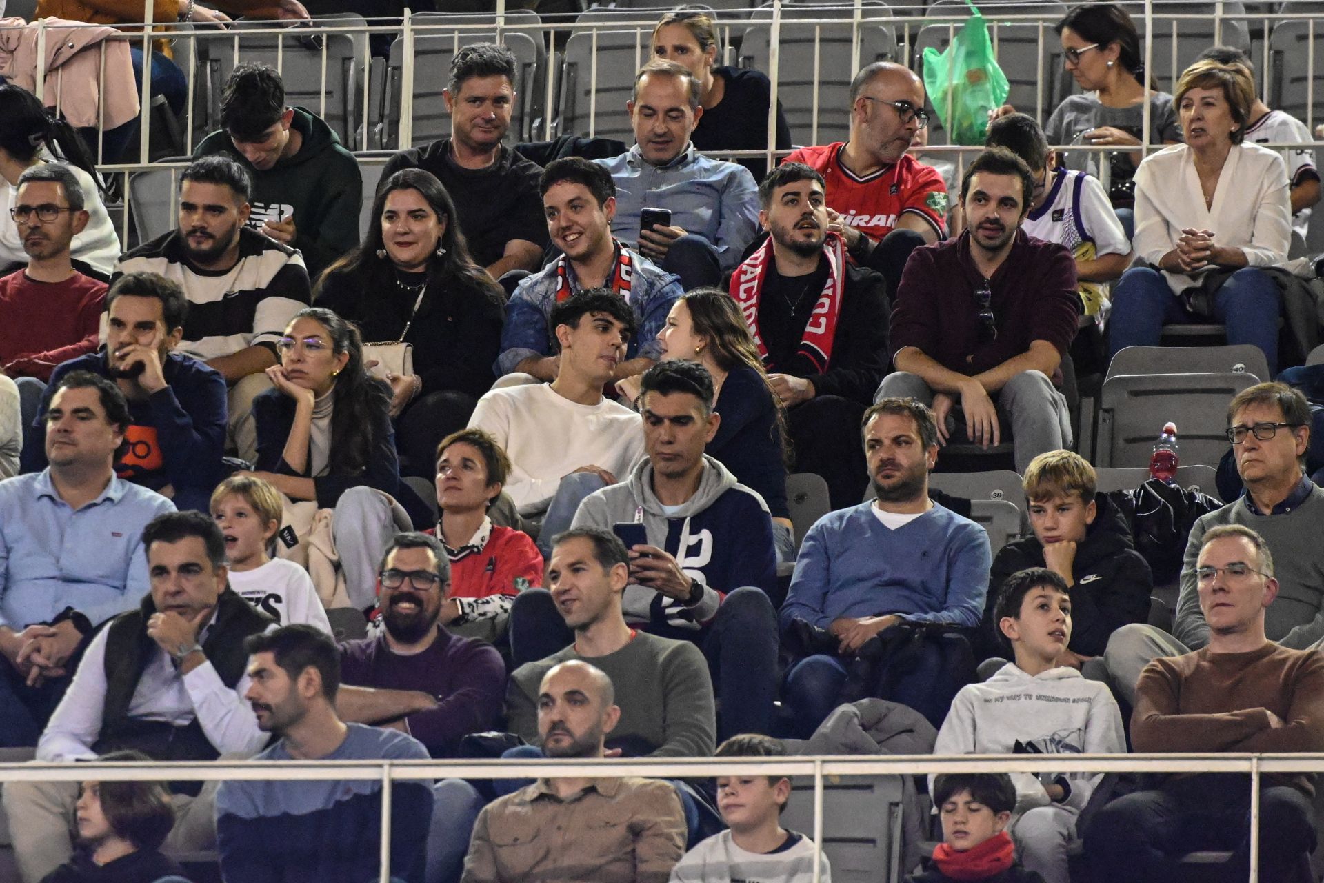 Encuéntrate en la grada durante el Covirán - Bilbao Basket