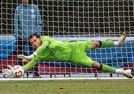 Bruno Iribarne ataja un penalti clave el pasado fin de semana y quiere seguir siendo intratable.