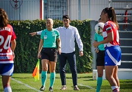 El entrenador Arturo Ruiz da indicaciones en la Ciudad Deportiva.