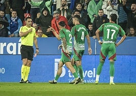 Rubén Sánchez protesta airadamente ante Ais Reig tras su expulsión en La Romareda.