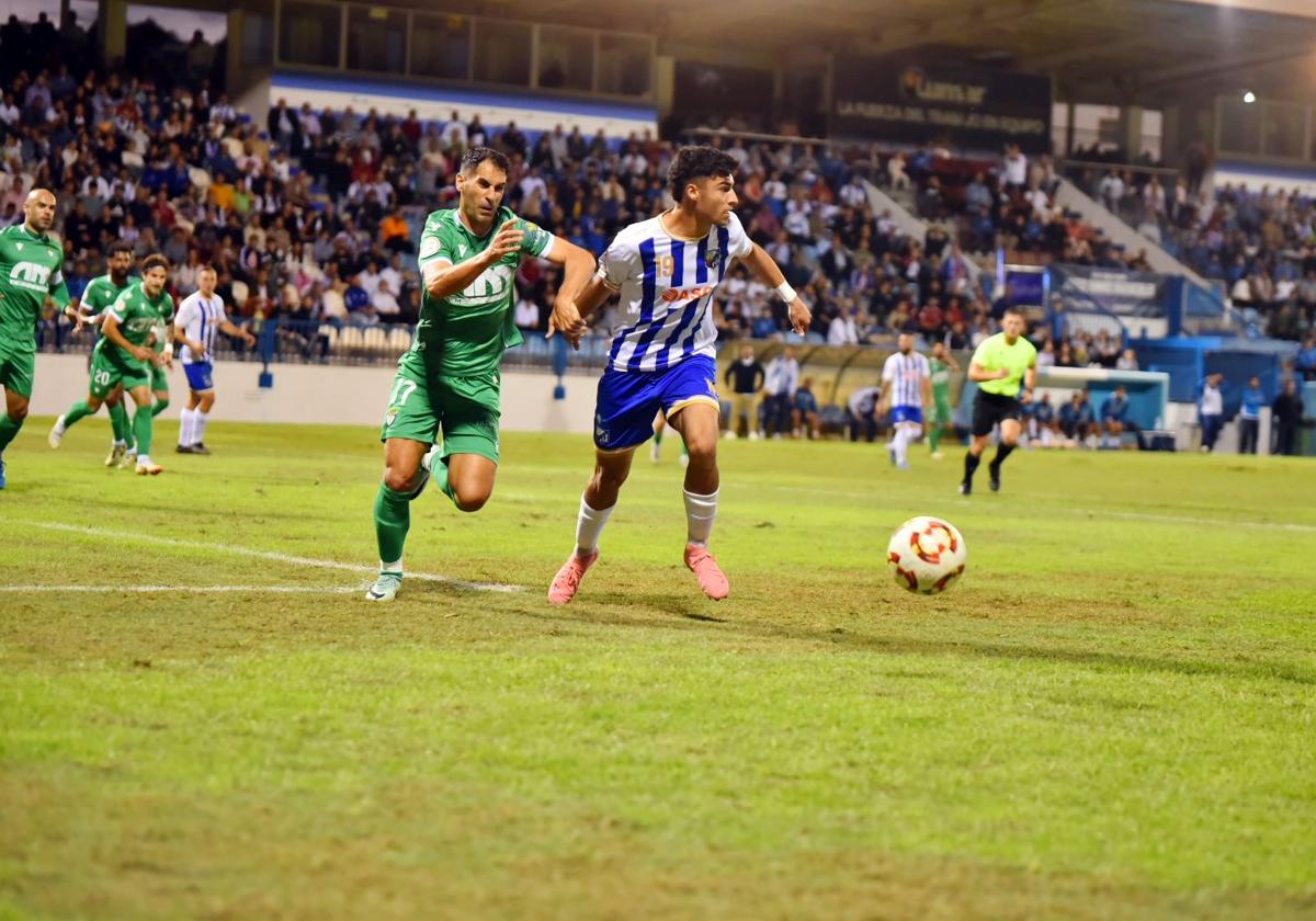 El canterano motrileño Juanma supera al jienense Javi Montoya.