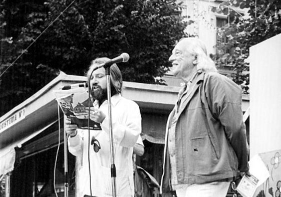 Alberti en la plaza de Bibrrambla junto a Juan de Loxa, en 1980.