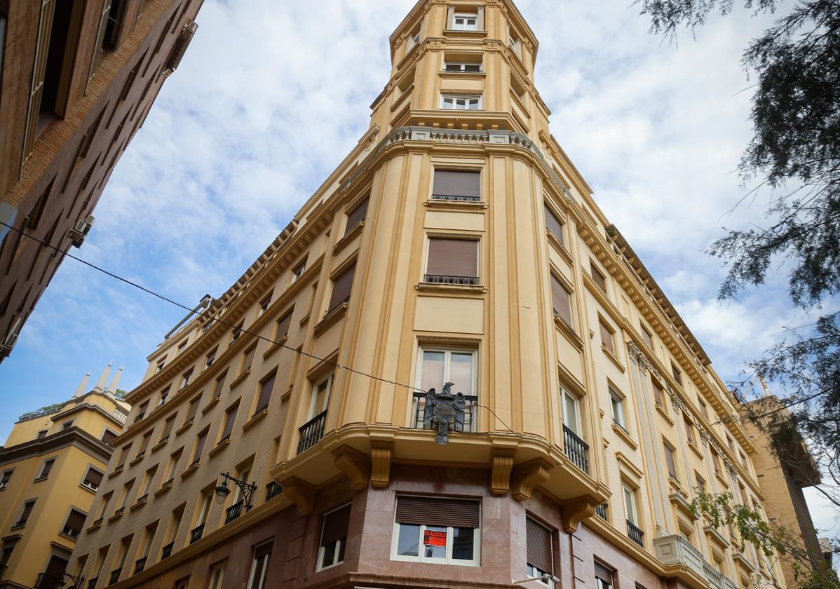 El edificio histórico de Acera del Casino, con el águila del Centro Artístico en la fachada