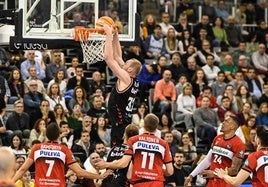 El islandés Hlinason se cuelga a placer del aro del Covirán.